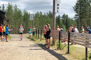God og varm sommerstemning på stadion i Stavåsen. (Foto: Finn Westgård)