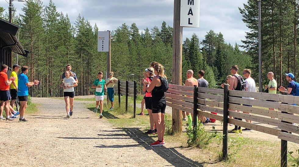God og varm sommerstemning på stadion i Stavåsen. (Foto: Finn Westgård)