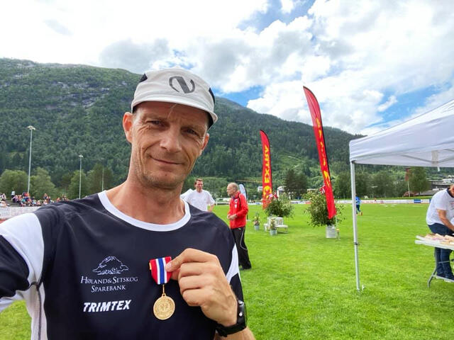 Håkon Helge Hjemly som var en av veteran-NMs forgrunnsfigurer, viser fram en av sine tre gullmedaljer. (Foto: privat)