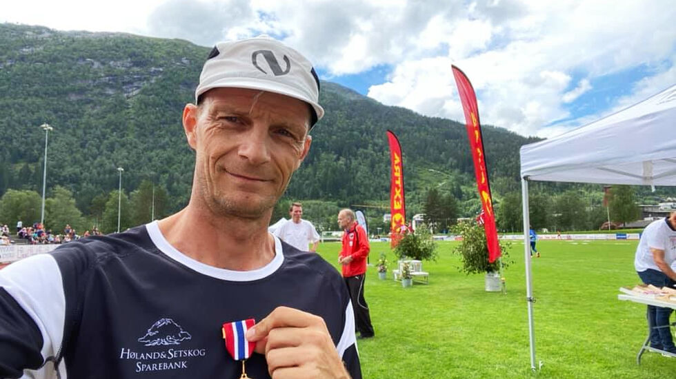 Håkon Helge Hjemly som var en av veteran-NMs forgrunnsfigurer, viser fram en av sine tre gullmedaljer. (Foto: privat) 