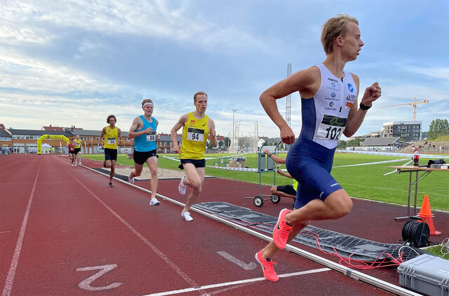 Fartsholder Sigurd Tveit passerer halvveis i tet, mens Markus Einan og Ole Jakob Høsteland Solbu prøver å henge på som best de kan i det høye tempoet. (Foto: arrangøren)
