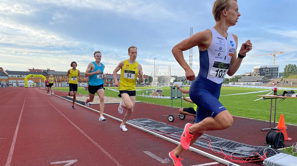 Fartsholder Sigurd Tveit passerer halvveis i tet, mens Markus Einan og Ole Jakob Høsteland Solbu prøver å henge på som best de kan i det høye tempoet. (Foto: arrangøren) 