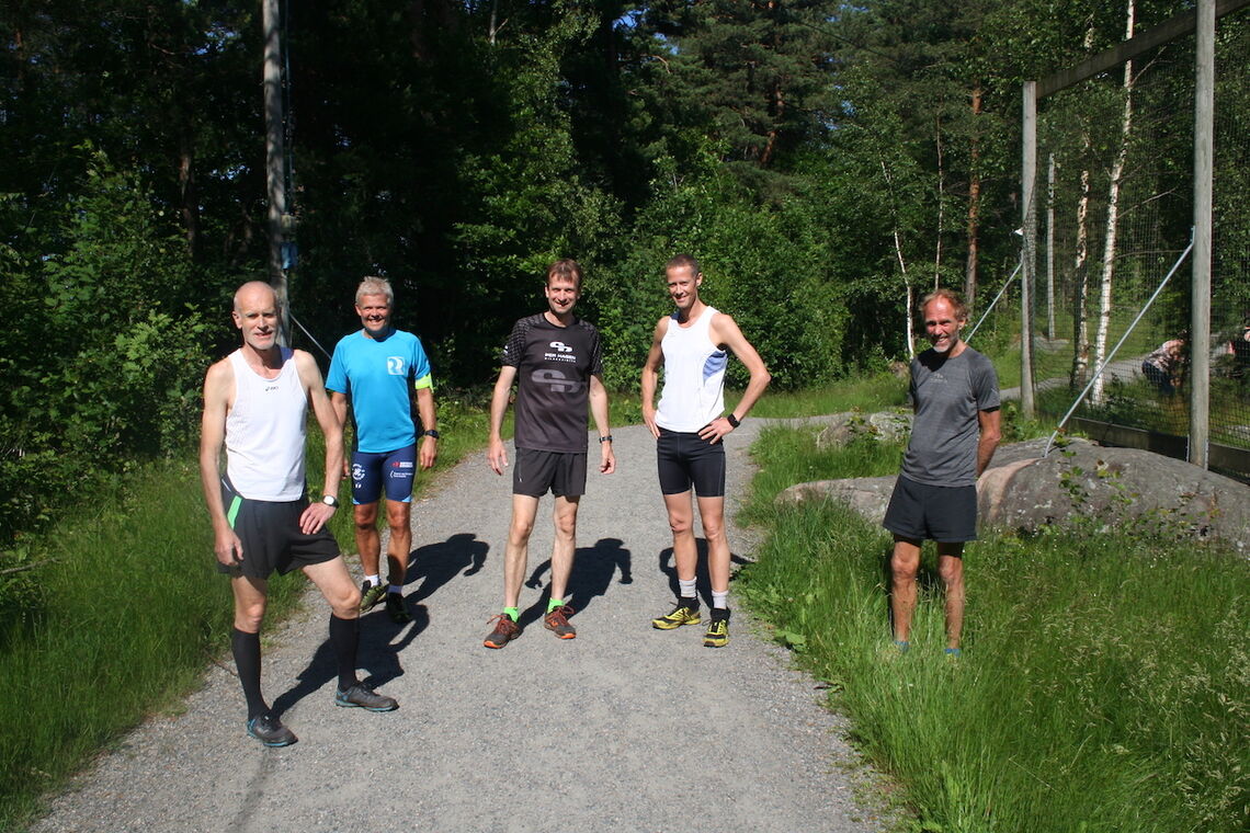 Flere av deltakerne startet samtidig i lang løype. Fra venstre mot høyre. Rune Løkling (64), Ole Johan Bueklev (56), John Torgeir Roland (53), Andreas Dolmen (52) og Edgard Ellertsen (68). (Foto: Sverre Larsen).