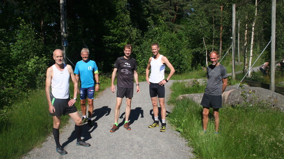 Flere av deltakerne startet samtidig i lang løype. Fra venstre mot høyre. Rune Løkling (64), Ole Johan Bueklev (56), John Torgeir Roland (53), Andreas Dolmen (52) og Edgard Ellertsen (68). (Foto: Sverre Larsen).