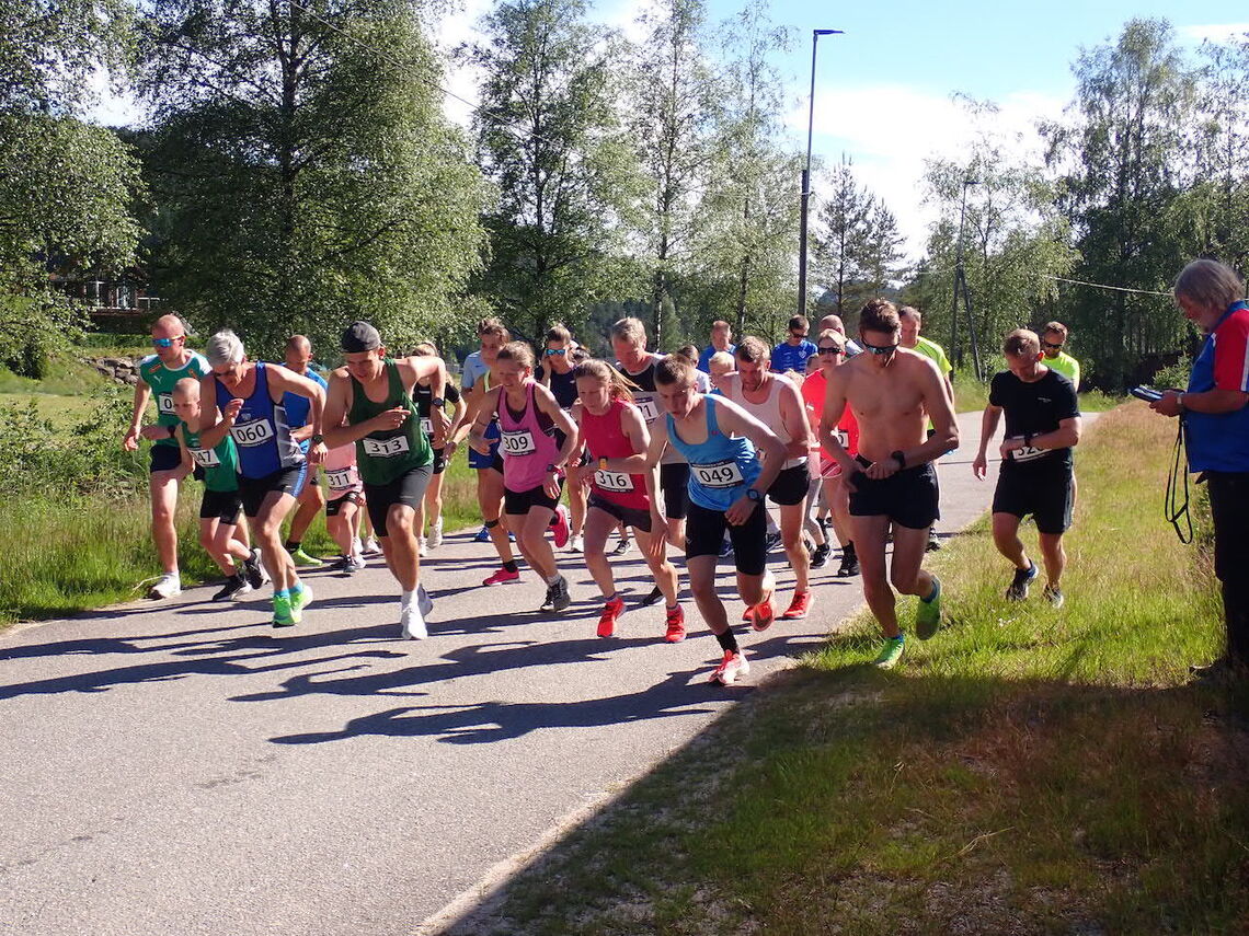 Starten går for Konsmo-Helle. Vinner av 4,9 kilometer ble Martin U. Sløgedal, med startnummer 49. Ingrid Ukkelberg (316) vant 9,3 kilometer i kvinneklassen. (Foto: Arrangøren)