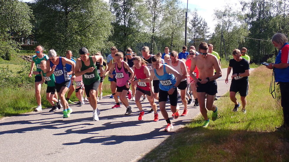 Starten går for Konsmo-Helle. Vinner av 4,9 kilometer ble Martin U. Sløgedal, med startnummer 49. Ingrid Ukkelberg (316) vant 9,3 kilometer i kvinneklassen. (Foto: Arrangøren)