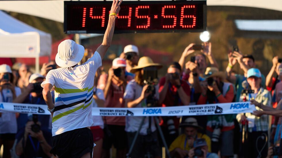 Jim Walmsley løper i mål i Western States 100 Mile 2021. (Foto: Wil Matthews)