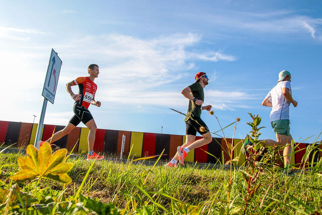 Her kjempes det om en god tid og en pallplass på den siste delen av 10 km: Fredrik Madsen, Tom-Erik Sund og Otto Rosendahl. (Foto: Arne Dag Myking)