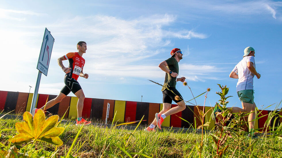 Her kjempes det om en god tid og en pallplass på den siste delen av 10 km: Fredrik Madsen, Tom-Erik Sund og Otto Rosendahl. (Foto: Arne Dag Myking)