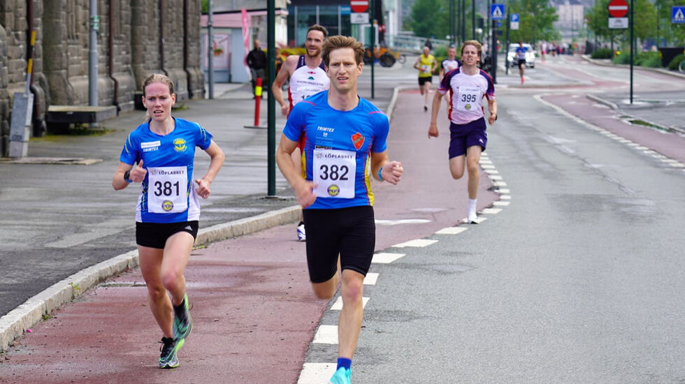 Hanne Mjøen Maridal vant på pene 16.37. Her har hun følge av Stian Darell som kom i mål på 16.35. (Foto: Thomas Syrstad)
