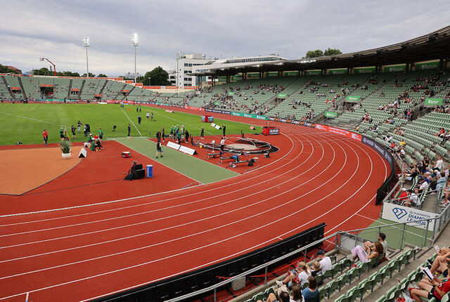 I fjor var det folketomt på tribunene. I år begynner publikum å komme tilbake igjen på tribunene. (Foto: Tom-Arild Hansen)