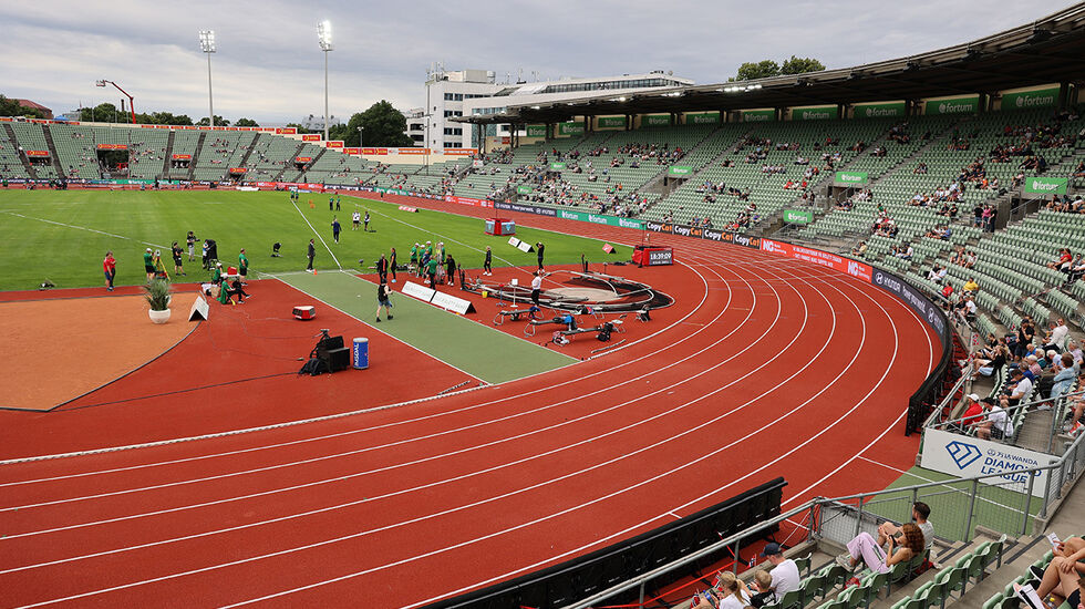 I fjor var det folketomt på tribunene. I år begynner publikum å komme tilbake igjen på tribunene. (Foto: Tom-Arild Hansen)