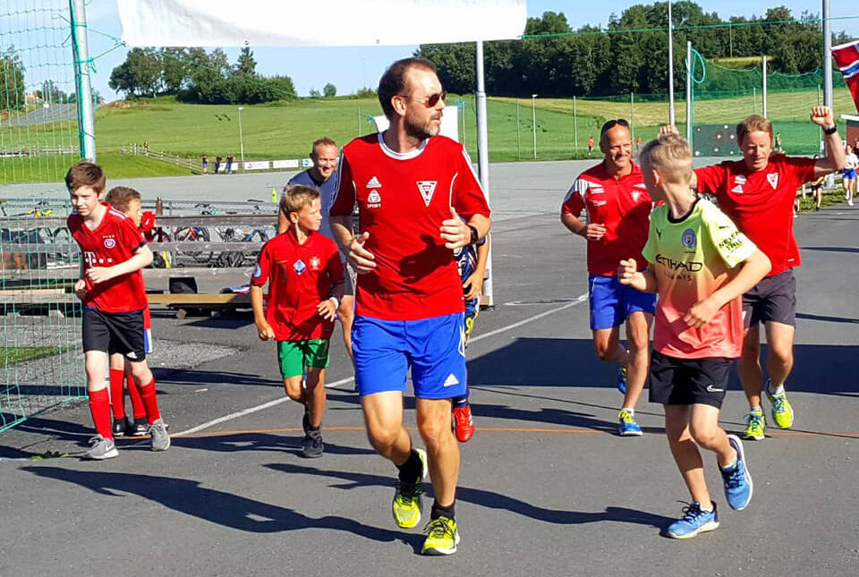Sportsklubben Nessegutten i Levanger samlet mange deltakere og telte runder og tilbakelagte kilometer. Det endte med 468 km totalt. (Foto: arrangørens facebookside)