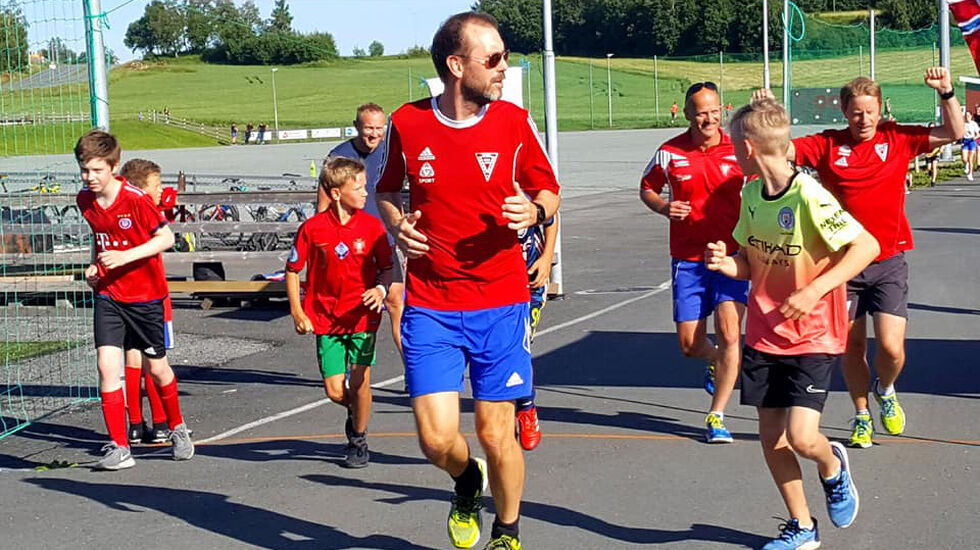 Sportsklubben Nessegutten i Levanger samlet mange deltakere og telte runder og tilbakelagte kilometer. Det endte med 468 km totalt. (Foto: arrangørens facebookside)