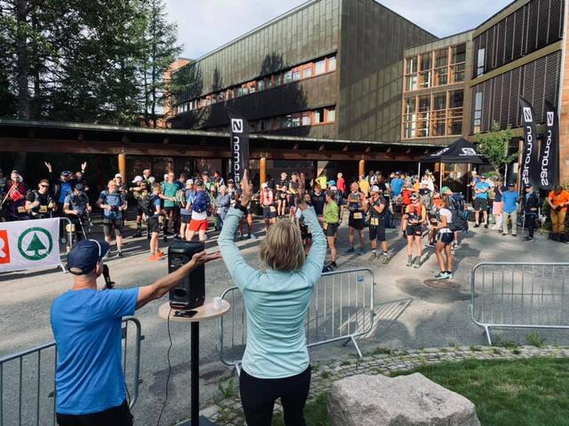 Løpsleder Mona Kjeldsberg teller ned til start ved Soria Moria. Løperne får i alle fall et fantastisk flott vær slik det ser ut - men kanskje for varmt...(Foto: Oslo Bergen Trail)