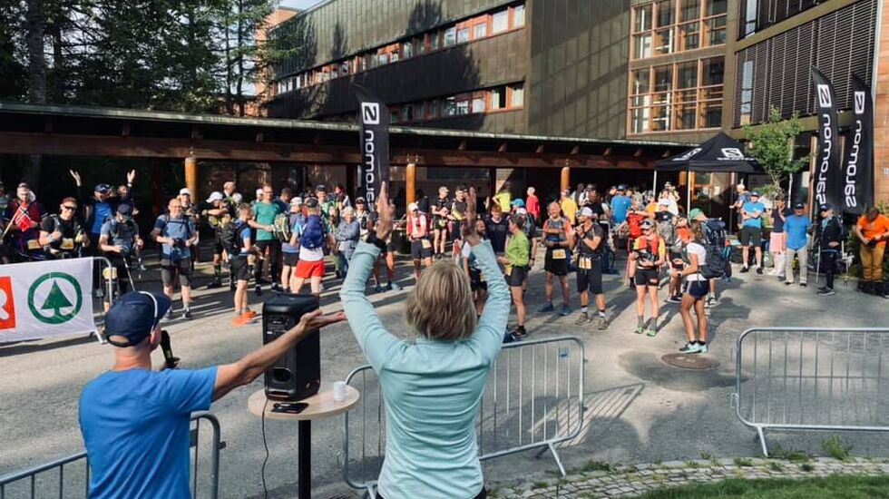 Løpsleder Mona Kjeldsberg teller ned til start ved Soria Moria. Løperne får i alle fall et fantastisk flott vær slik det ser ut - men kanskje for varmt...(Foto: Oslo Bergen Trail)