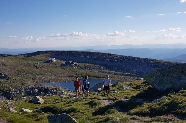 Høgvarde Turisthytte rett under høyeste punkt på Oslo Bergen Trail. (Foto fra løpets facebookside)