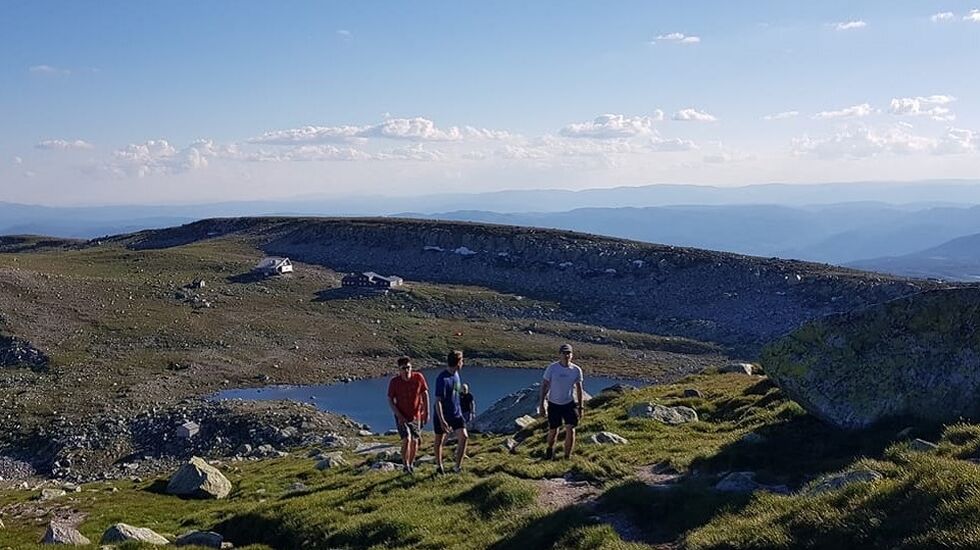 Høgvarde Turisthytte rett under høyeste punkt på Oslo Bergen Trail. (Foto fra løpets facebookside) 