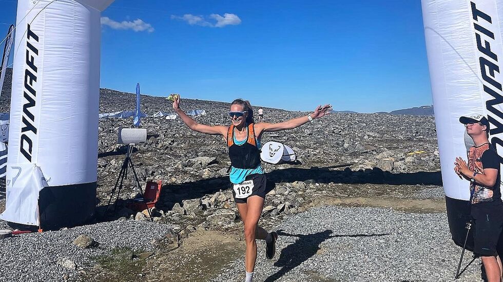 Sylvia Nordskar jublende i mål ved Juvasshytta som første kvinne i premieren på JUC. (Foto fra løpets facebookside)