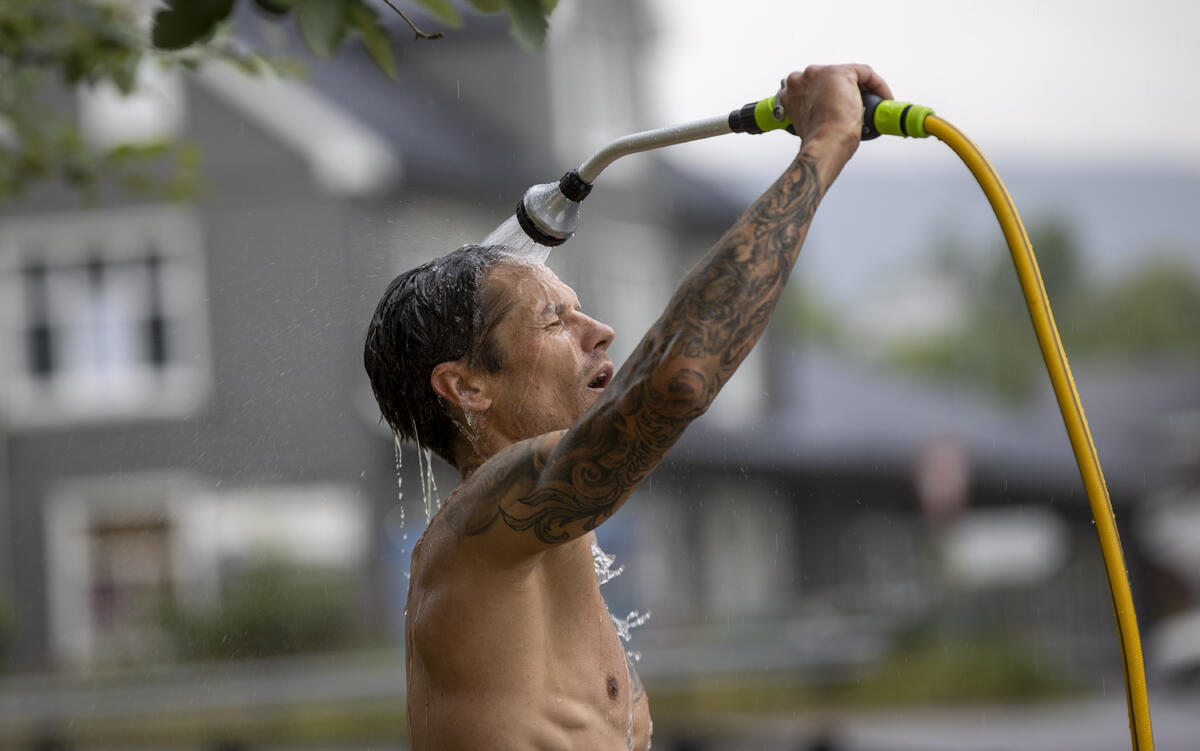 Etter sin maraton måtte Jānis Resnis kjøle seg ned.