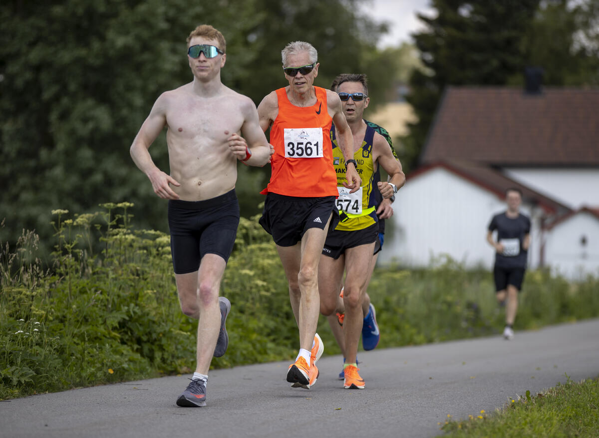 Håkon Høst (3561) fra Lyn jaktet aldersrekorden på maraton i M65-69 (3.03.35) men hadde en litt tung dag. 3.05.12 er likevel meget sterkt i varmen.