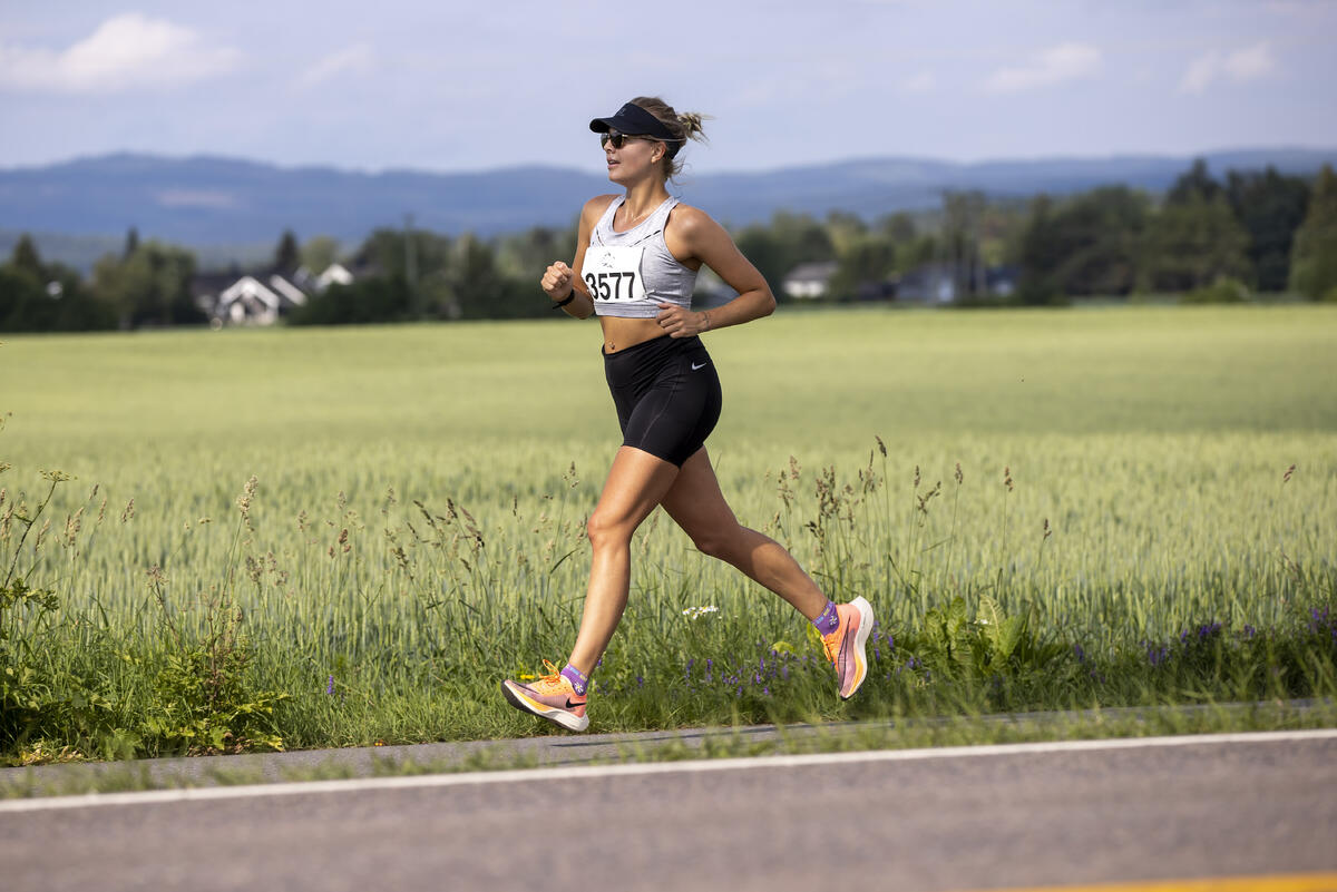 Ida Slorafoss fra Kongsvinger og Romerike Ultraløperklubb ble nummer to på halvmaraton på 1.39.23.