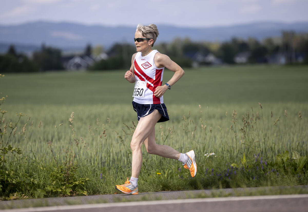 Ingunn Monsen fra Sporstklubben Vidar løp halvmaraton i varmen på 1.51.41.