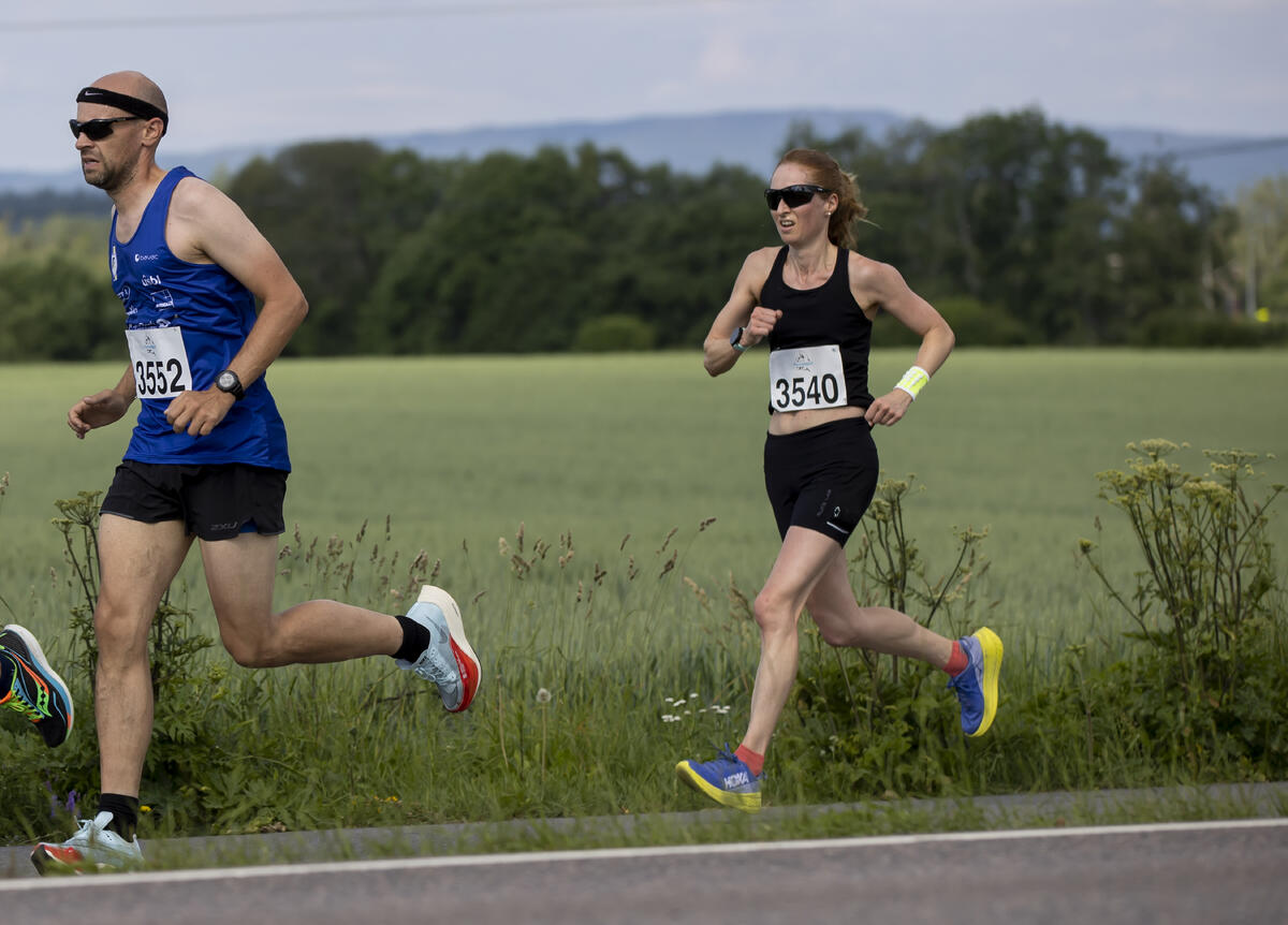 Kjersti Christina Moody fra Årvoll og Romerike Ultraløperklubb vant halvmaraton på 1.36.43.