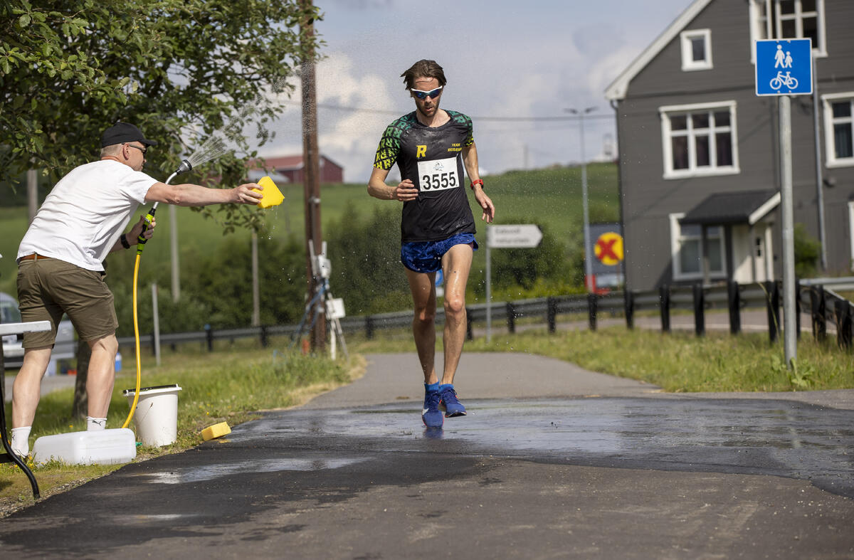 Kjetil Myvold passerer vanningstasjonen til Hans-Jacob Michaelsen fra Feiring IL.