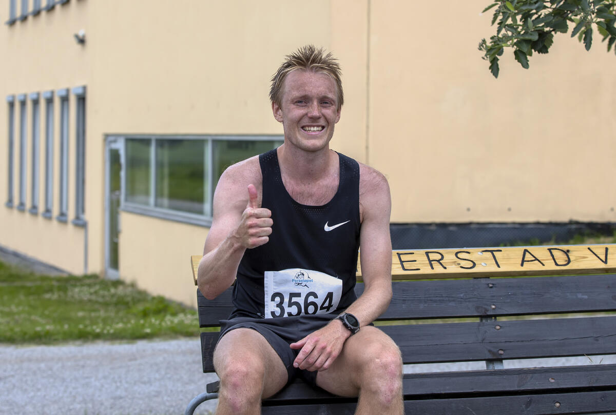 Magnus Løndal fra Lillehammer debuterte på maraton med å vinne hele greia - på tiden 2.49.30.