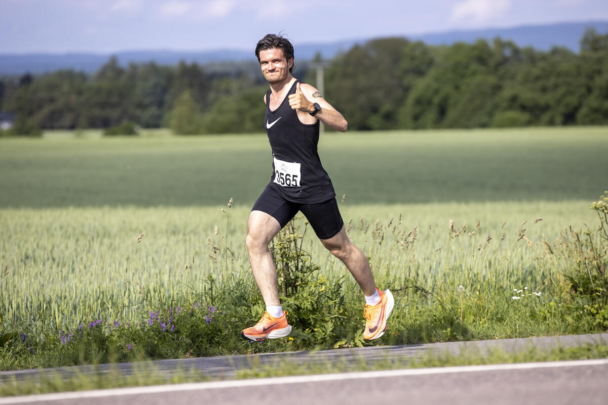 Tommel opp også fra Joakim Thon Christie fra Langhus som ble nummer to på maraton med 2.53.06.