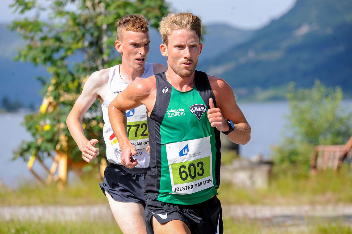 Marius Vedvik (t.v.) og Eivind Øygard i godt driv på 10-kilometeren i 2021. (Foto: Arne Dag Myking)