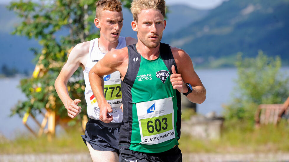 Marius Vedvik (t.v.) og Eivind Øygard i godt driv på 10-kilometeren i 2021. (Foto: Arne Dag Myking)