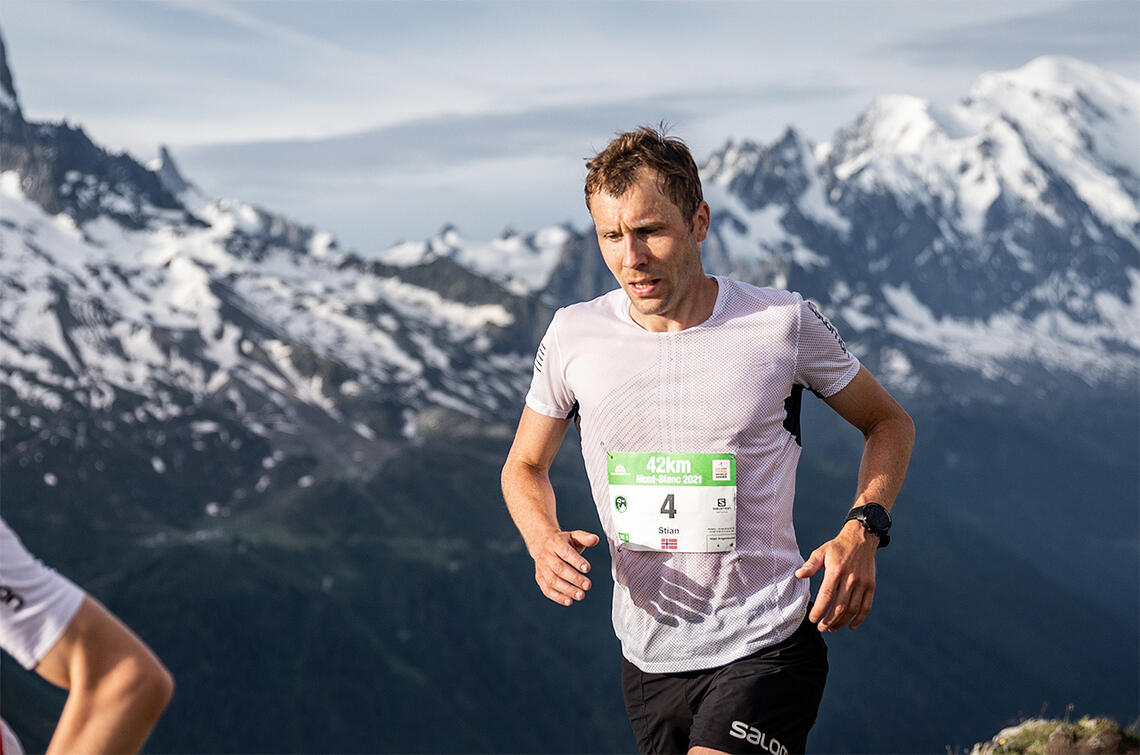 Stian Angermund klatret helt til topps i den kuperte og krevende maratonløypa i Chamonix-dalen. (Foto: arrangøren) 