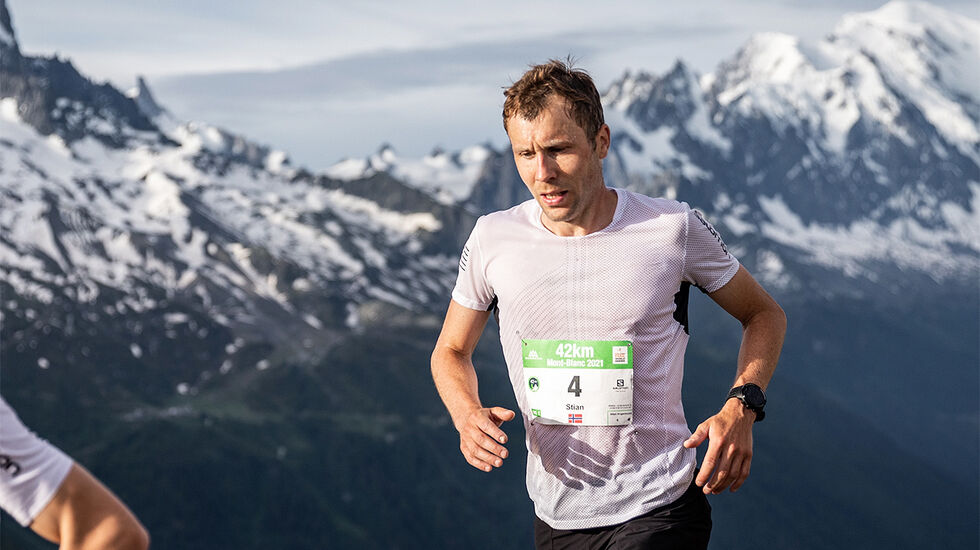 Stian Angermund klatret helt til topps i den kuperte og krevende maratonløypa i Chamonix-dalen. (Foto: arrangøren) 