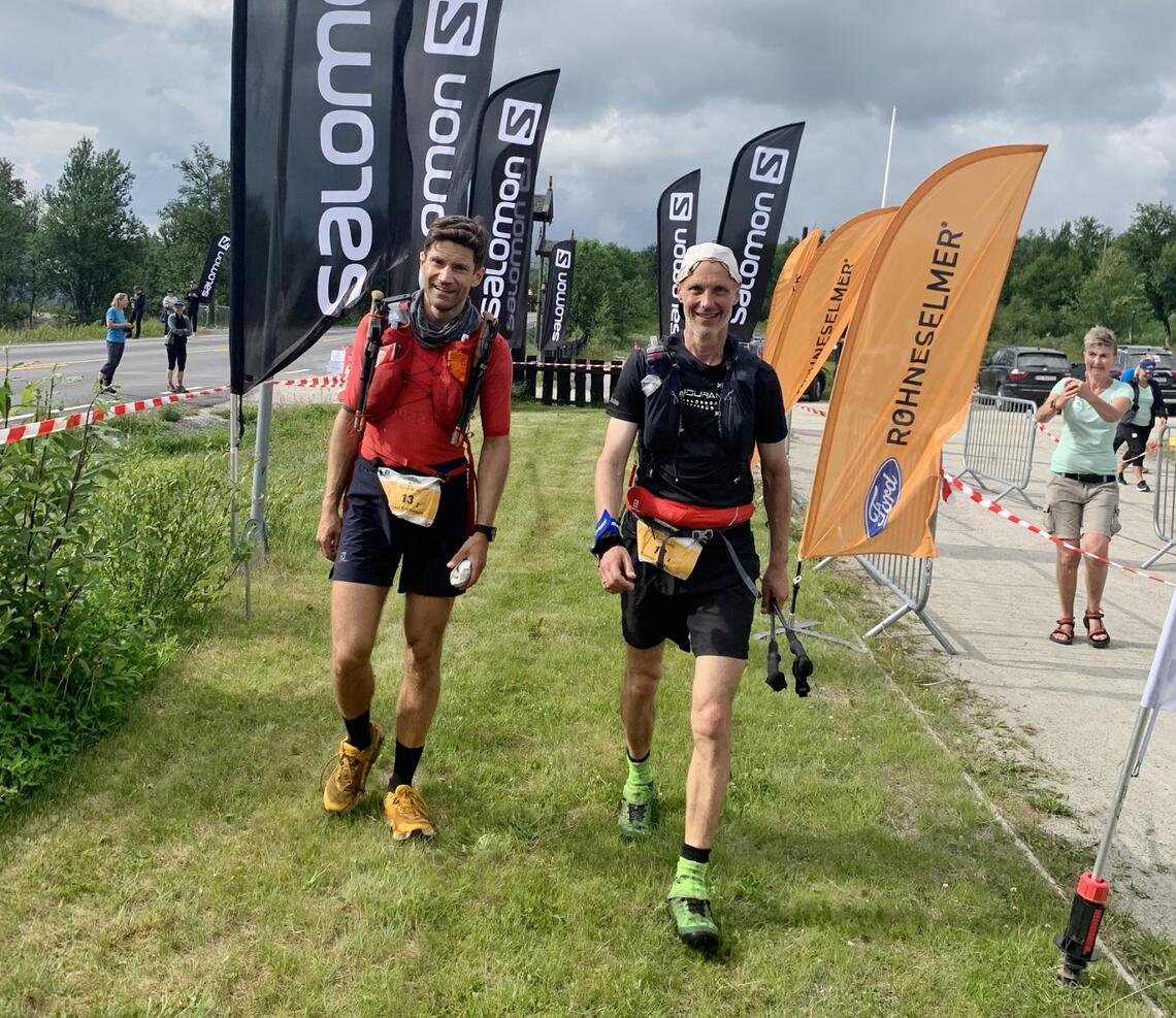 Team Seigmenn med Gunnar Næss og Samuel Fredriksson ligger foreløpig på en 2. plass. Her kommer de inn til CP2 ved Torsetlia etter 200 kilometer. (Arrangørfoto)