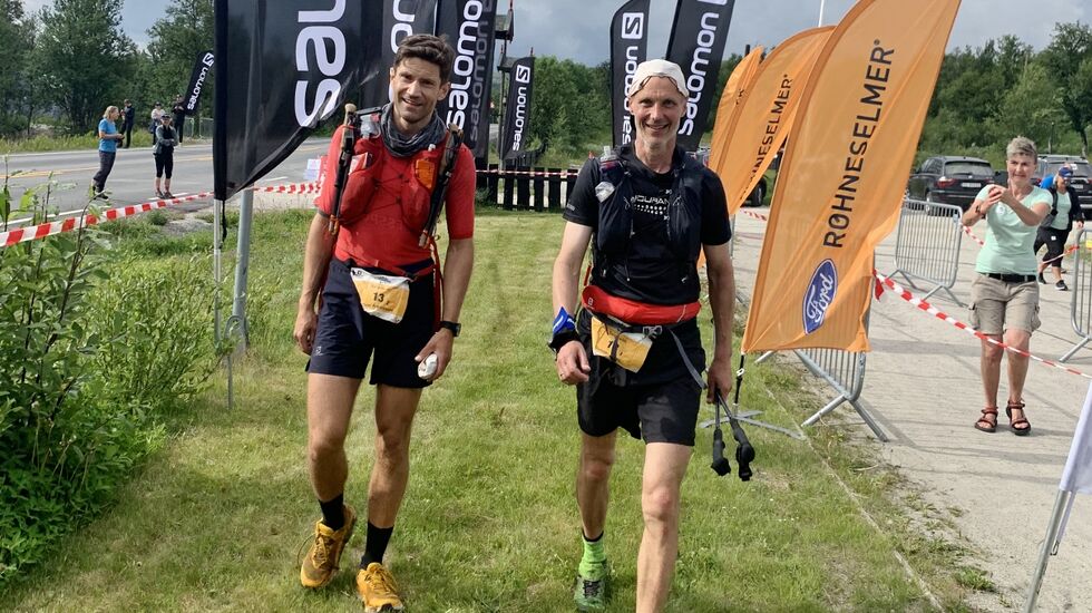 Team Seigmenn med Gunnar Næss og Samuel Fredriksson ligger foreløpig på en 2. plass. Her kommer de inn til CP2 ved Torsetlia etter 200 kilometer. (Arrangørfoto)