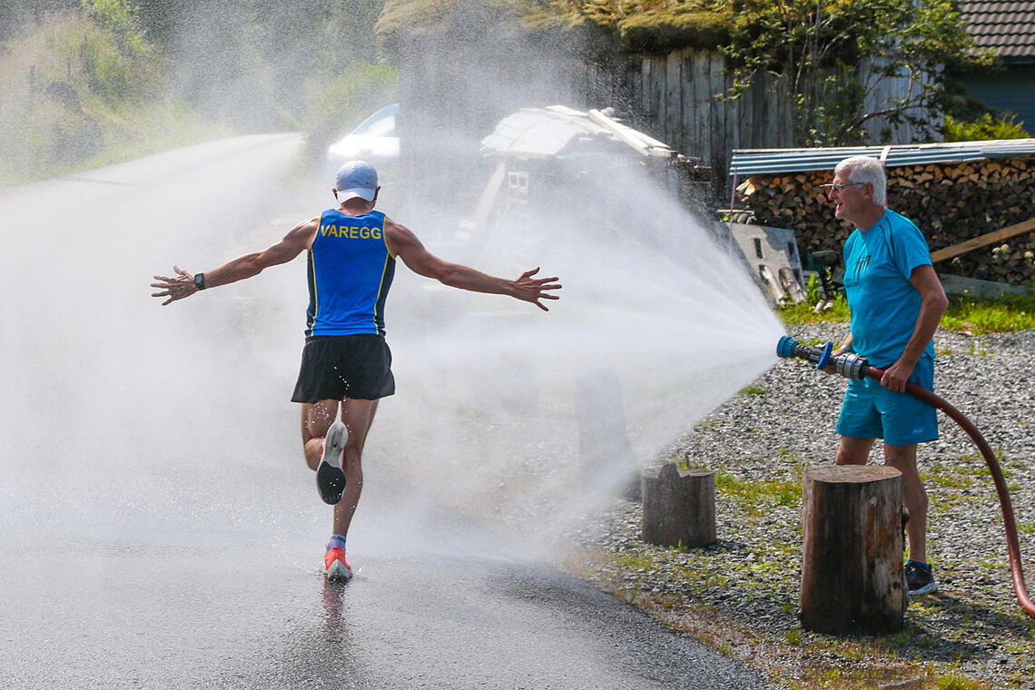 Tage Morken Augustson får en avkjølende dusj med vann fra Jølstravatnet, på vei mot mål og seier på halvmaraton. (Foto: Arne Dag Myking)