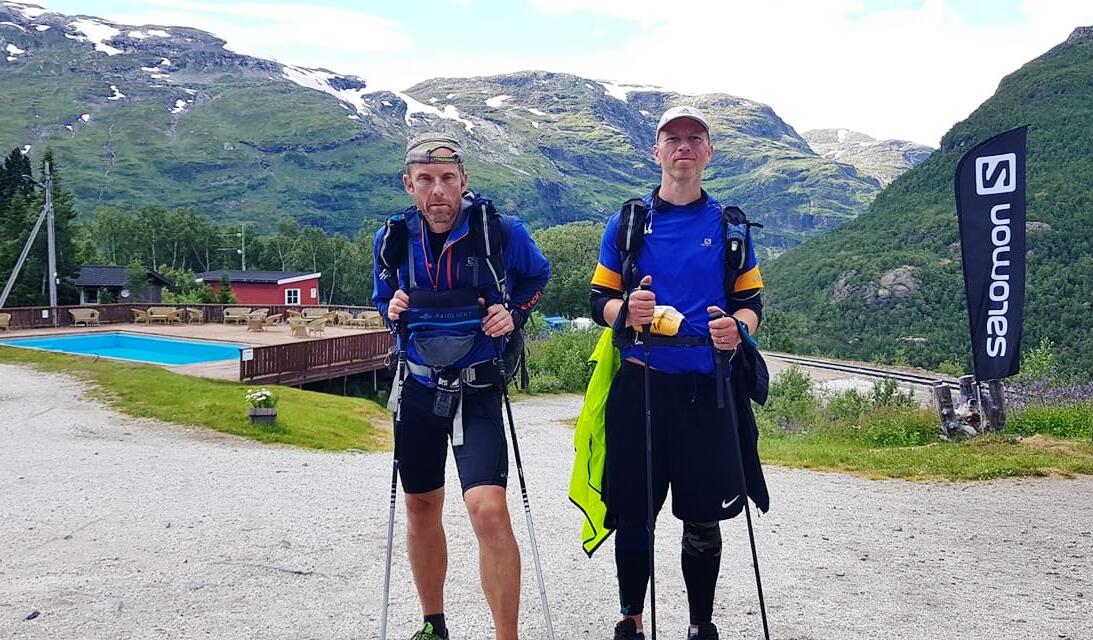 Hardangervidda Maniacs med Arne Nåtedal og Erling Furunes er ett av åtte lag som fortsatt henger med i Oslo Bergen Trail. Onsdag formiddag har de bare 150 kilometer igjen til mål. (Arrangørfoto)