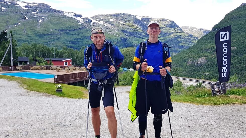 Hardangervidda Maniacs med Arne Nåtedal og Erling Furunes er ett av åtte lag som fortsatt henger med i Oslo Bergen Trail. Onsdag formiddag har de bare 150 kilometer igjen til mål. (Arrangørfoto)