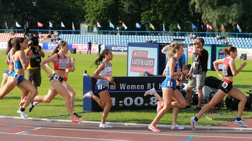 Passering 400 m: Bakerst og inne ved lista holder Solveig Vråle følge med teten til en passering på drøye 61 sekunder. (Foto: Kjell Vigestad)