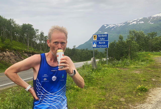 Sjøl etter sammenslåingene er det mange fylkesgrenser som skal passeres før Simen Holvik når Lindesnes. Her unner han seg litt påfyll idet grensa til Nordland er nådd. (Foto: Trond Arne Liavik)