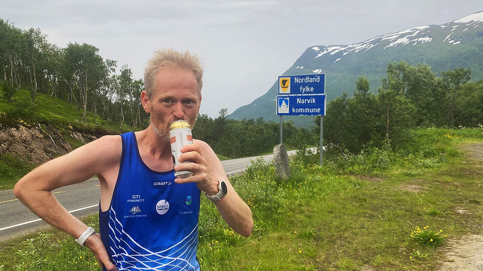 Sjøl etter sammenslåingene er det mange fylkesgrenser som skal passeres før Simen Holvik når Lindesnes. Her unner han seg litt påfyll idet grensa til Nordland er nådd. (Foto: Trond Arne Liavik)