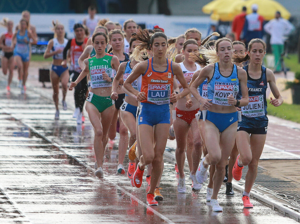 Stort felt: Hele 28 jenter stilte til start på 10000 m fredag kveld på Kadriorg stadion i Tallinn. Starten gikk rett etter en halvtimes solid regnbyge som stelte i stand store problemer for lengdehopperne. (Foto: Kjell Vigestad)