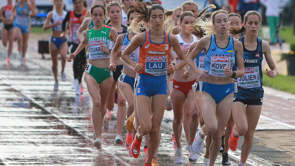 Stort felt: Hele 28 jenter stilte til start på 10000 m fredag kveld på Kadriorg stadion i Tallinn. Starten gikk rett etter en halvtimes solid regnbyge som stelte i stand store problemer for lengdehopperne. (Foto: Kjell Vigestad)