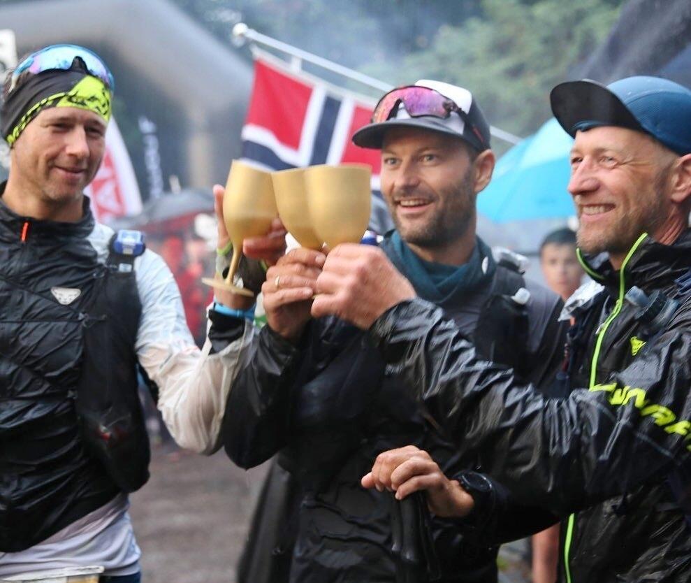 «Team Rett Vest Endurance» bestående av Eivind Svellingen, Fredrik Berentsen og Fred Husøy Andersen vant tidenes første Oslo Bergen Trail i 2021 på tiden 157 timer og 34 minutter. (Arrangørfoto)