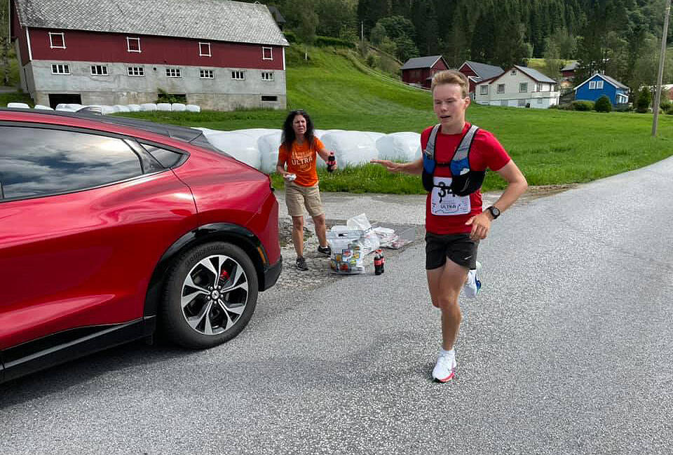 Vinneren Lars Øvrebø fra Jølster Friidrett, takker nei til påfyll av energi når han passerer 19 km. (Foto: Oddveig Lyngstad)