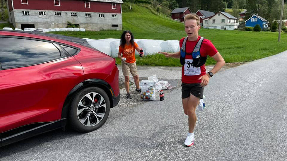 Vinneren Lars Øvrebø fra Jølster Friidrett, takker nei til påfyll av energi når han passerer 19 km. (Foto: Oddveig Lyngstad)