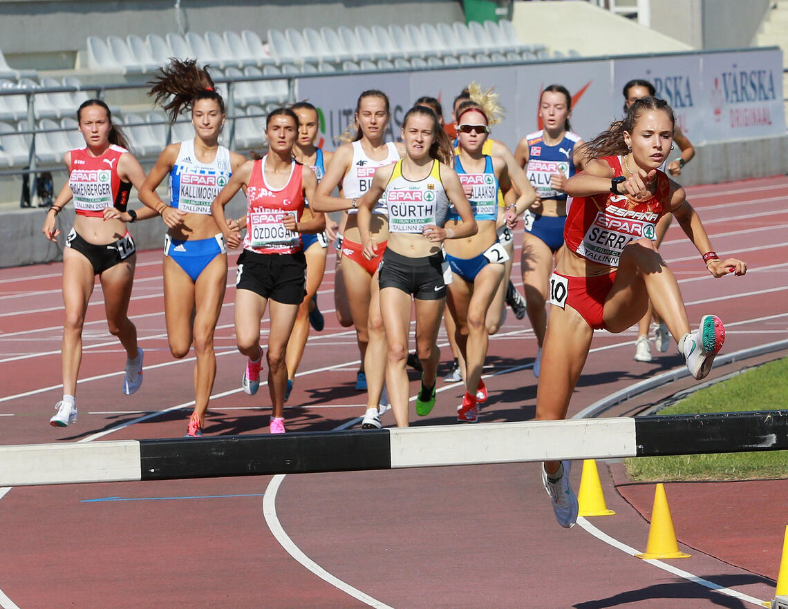 3000 m hinder første øvelse i U20-EM: Spanske Marta Serrano tok teten helt fra start og ledet klart etter drøye 200 m. (Foto: Kjell Vigestad)