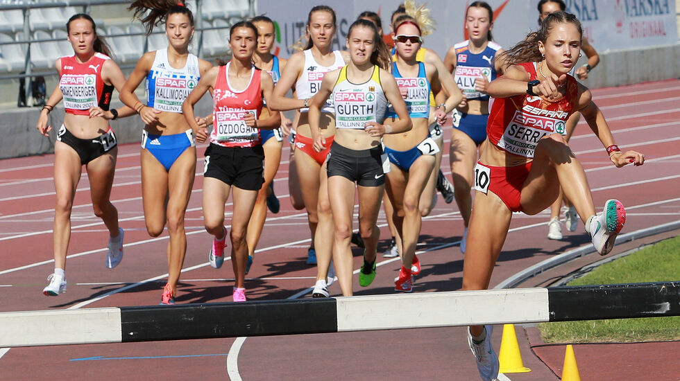 3000 m hinder første øvelse i U20-EM: Spanske Marta Serrano tok teten helt fra start og ledet klart etter drøye 200 m. (Foto: Kjell Vigestad)